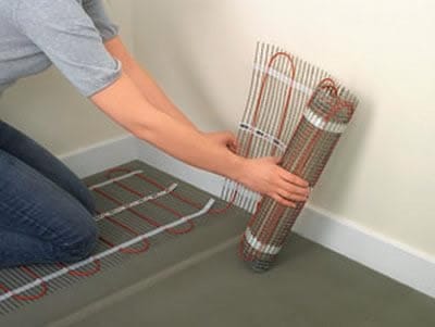 Укладываем нагревающие маты электрического кабеля